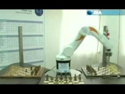 Dünyanın ilk satranç robotu