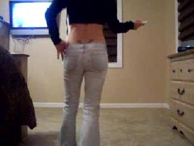 Seksi webcam dansı kalça dövmesi